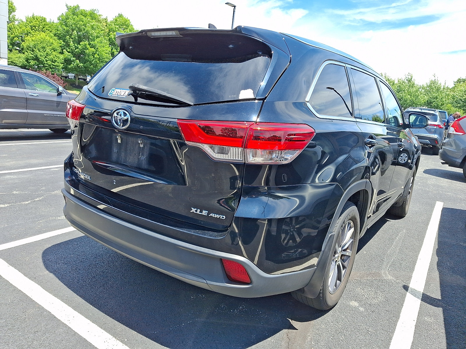 Used 2017 Toyota Highlander XLE AWD/4WD image 4
