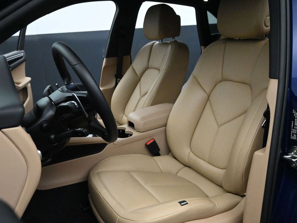 Used 2025 Porsche Macan image 23