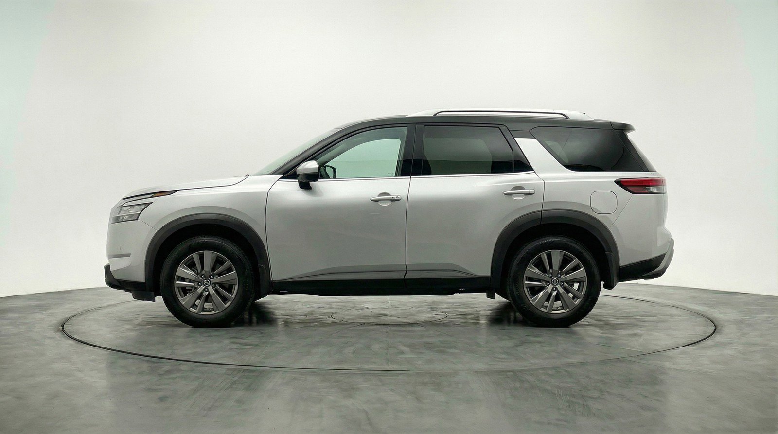 Used 2025 Nissan Pathfinder SV image 5