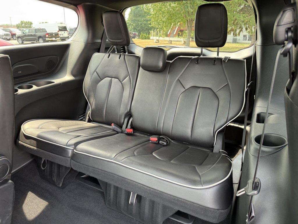 Used 2026 Chrysler Pacifica Limited FWD image 14