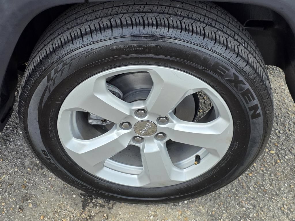 Used 2019 Jeep Compass Latitude FWD image 32