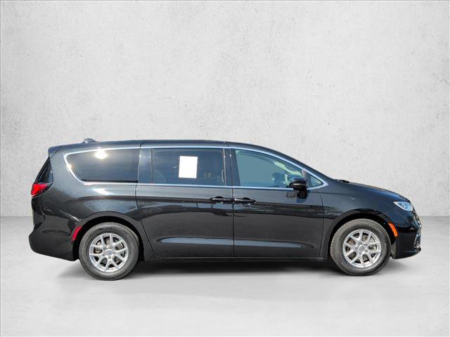 Used 2023 Chrysler Pacifica Touring-L image 4
