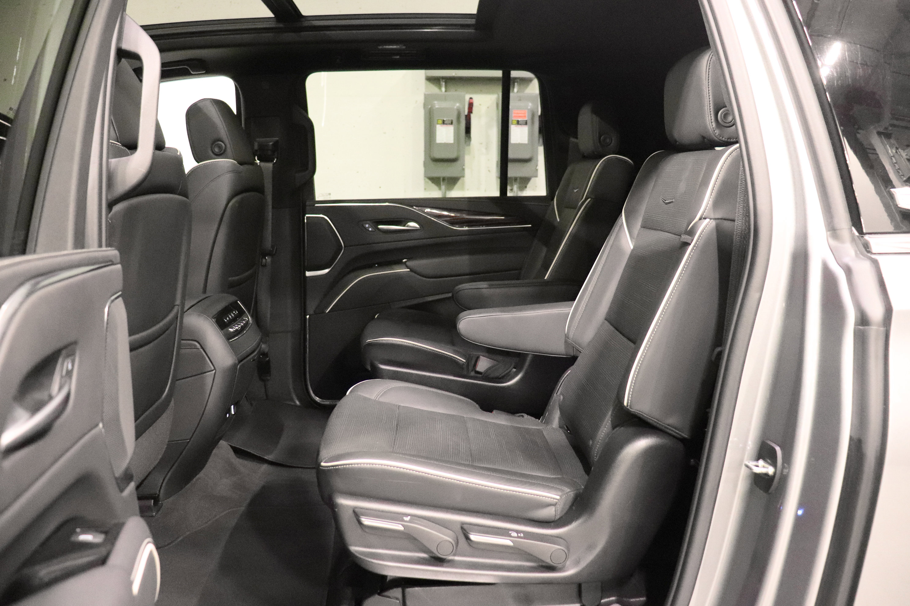 Used 2023 Cadillac Escalade ESV Premium Luxury AWD/4WD image 19