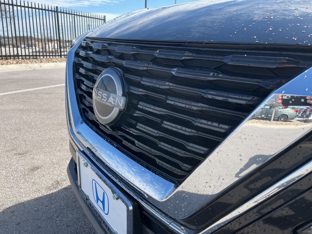 Used 2023 Nissan Rogue SV image 14