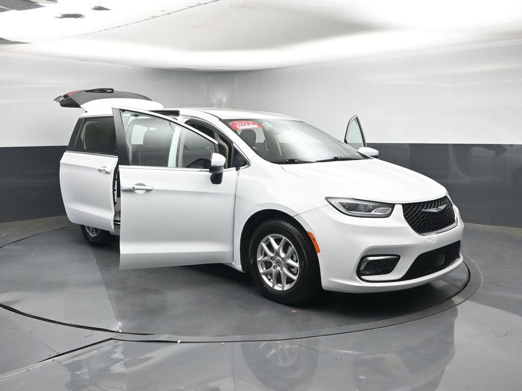 Used 2023 Chrysler Pacifica Touring-L image 47