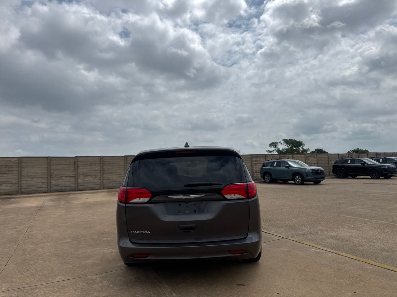 Used 2017 Chrysler Pacifica Touring FWD image 17