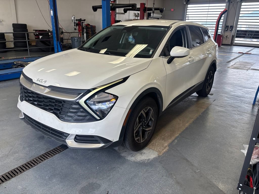 Used 2023 Kia Sportage LX FWD image 2