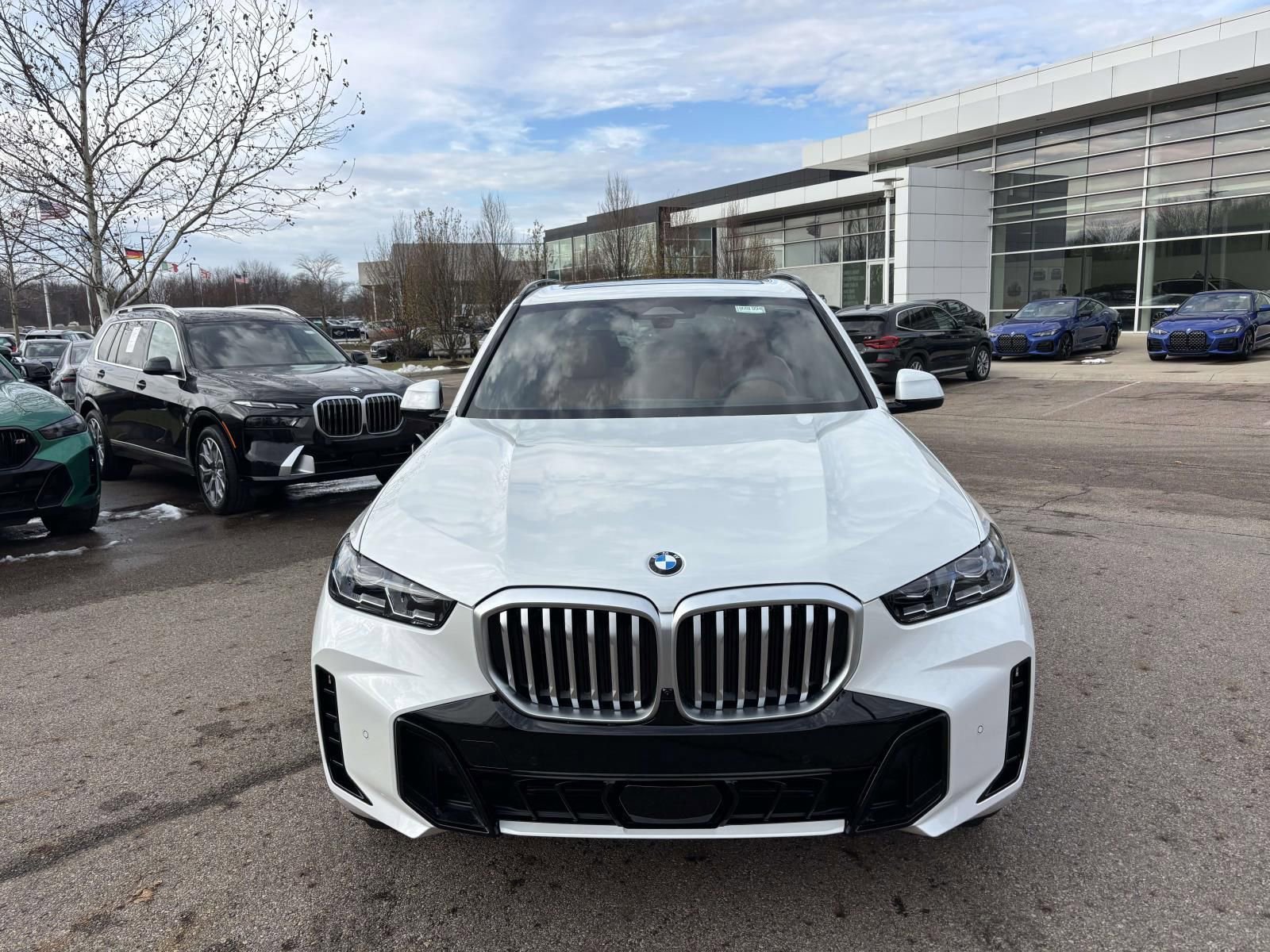 New 2026 BMW X5 xDrive40i w/ M Sport Package AWD/4WD image 2