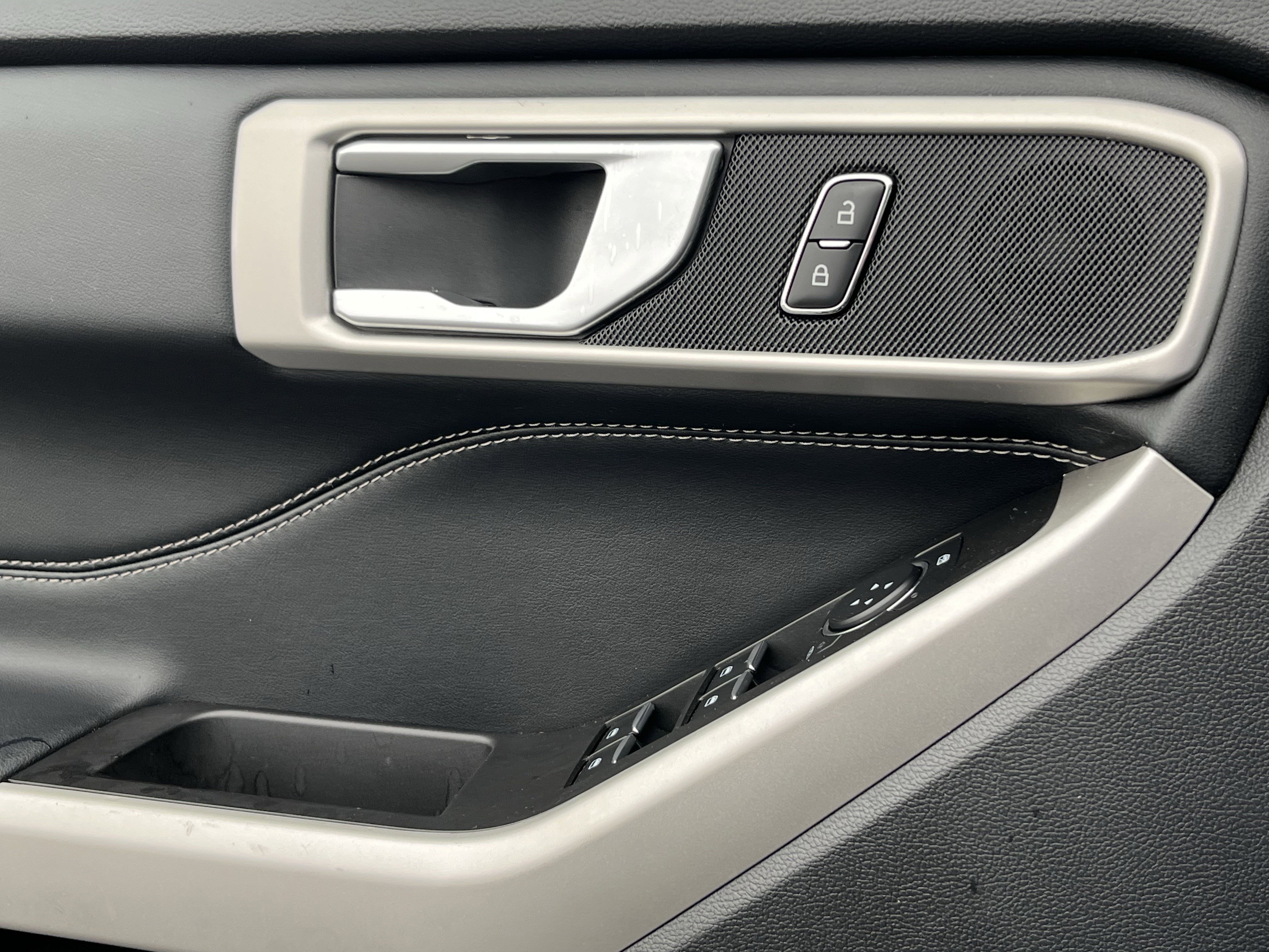 Used 2023 Ford Explorer XLT image 24