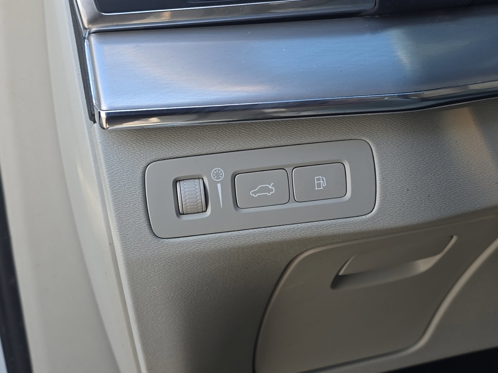 Used 2017 Volvo XC90 T6 Momentum w/ Vision Package image 11