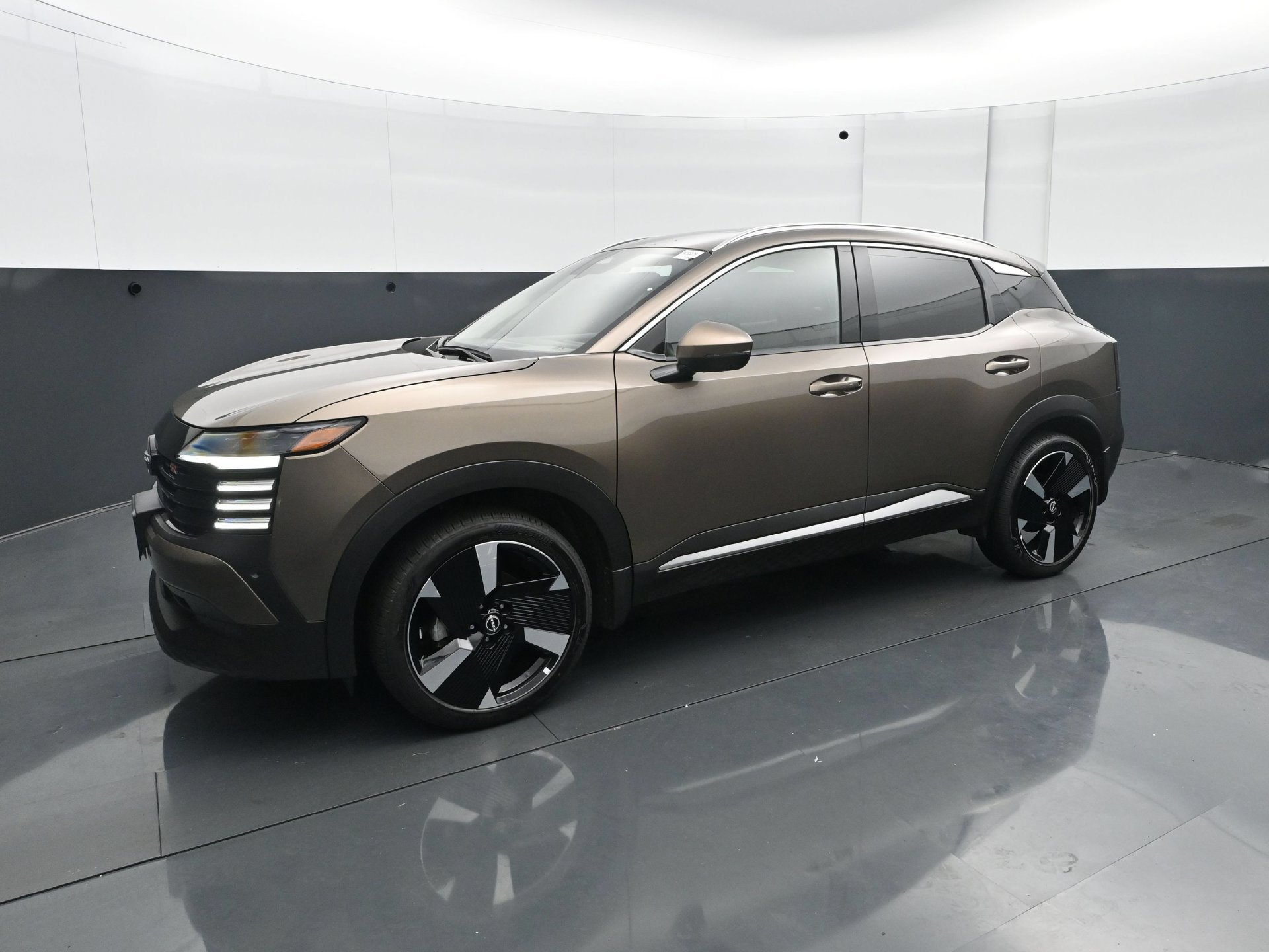 Used 2025 Nissan Kicks SR w/ SR Premium Package AWD/4WD image 2