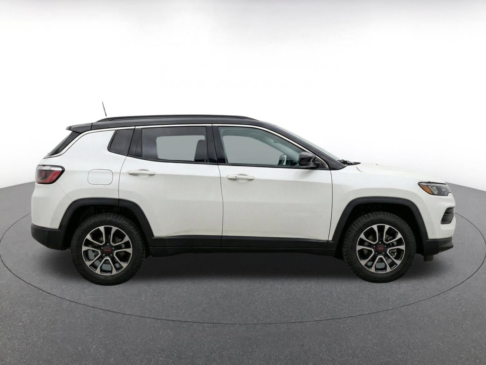 Used 2025 Jeep Compass Trailhawk AWD/4WD image 9
