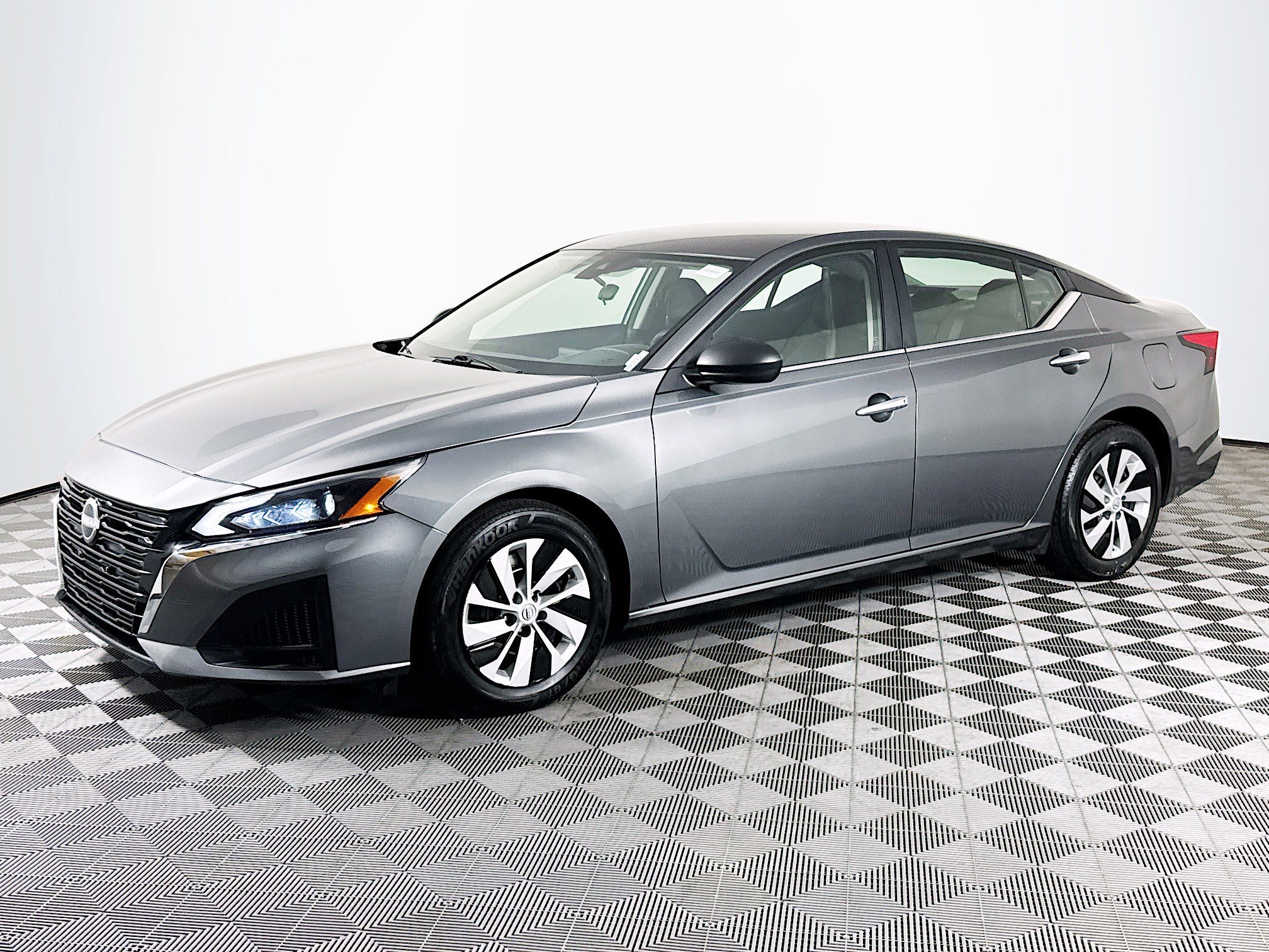 Used 2024 Nissan Altima 2.5 S image 4