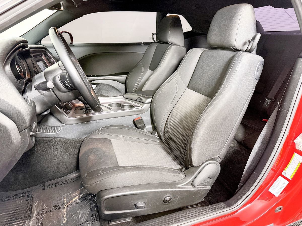 Used 2015 Dodge Challenger SXT w/ Driver Convenience Group RWD image 29