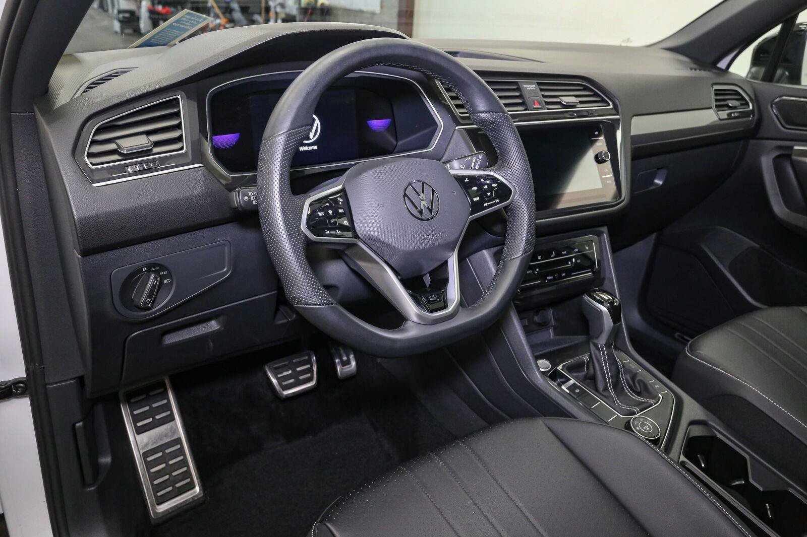 Certified 2023 Volkswagen Tiguan SE R-Line AWD/4WD image 27