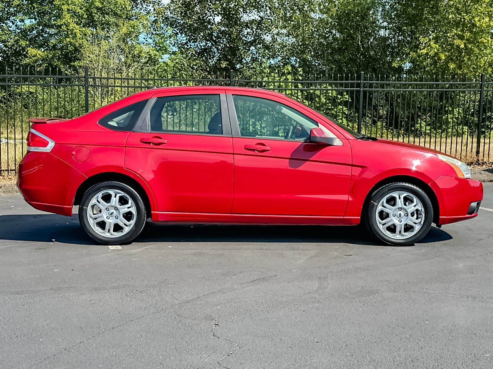 Used 2009 Ford Focus SES FWD image 2
