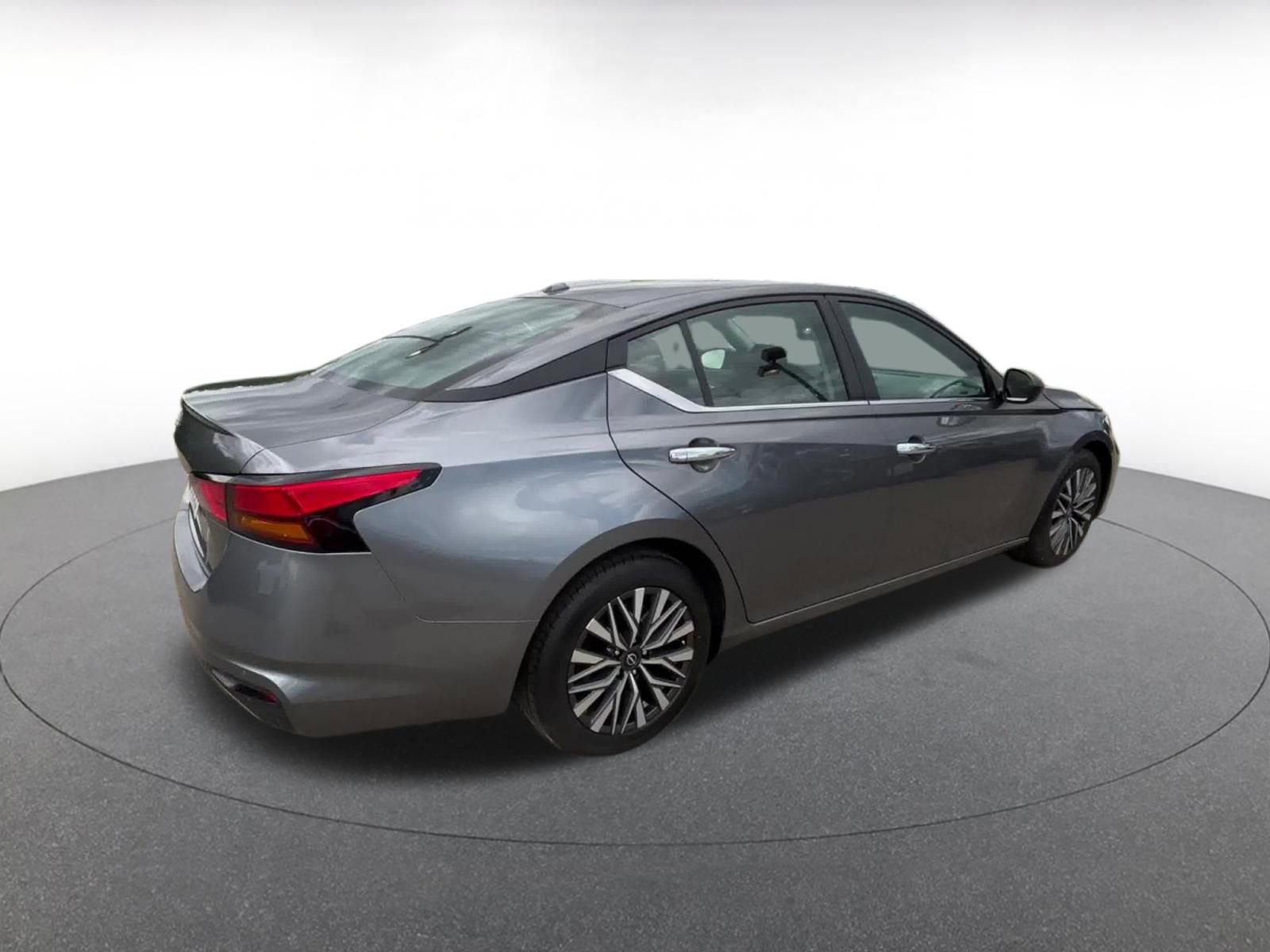 Used 2025 Nissan Altima 2.5 SV FWD image 15