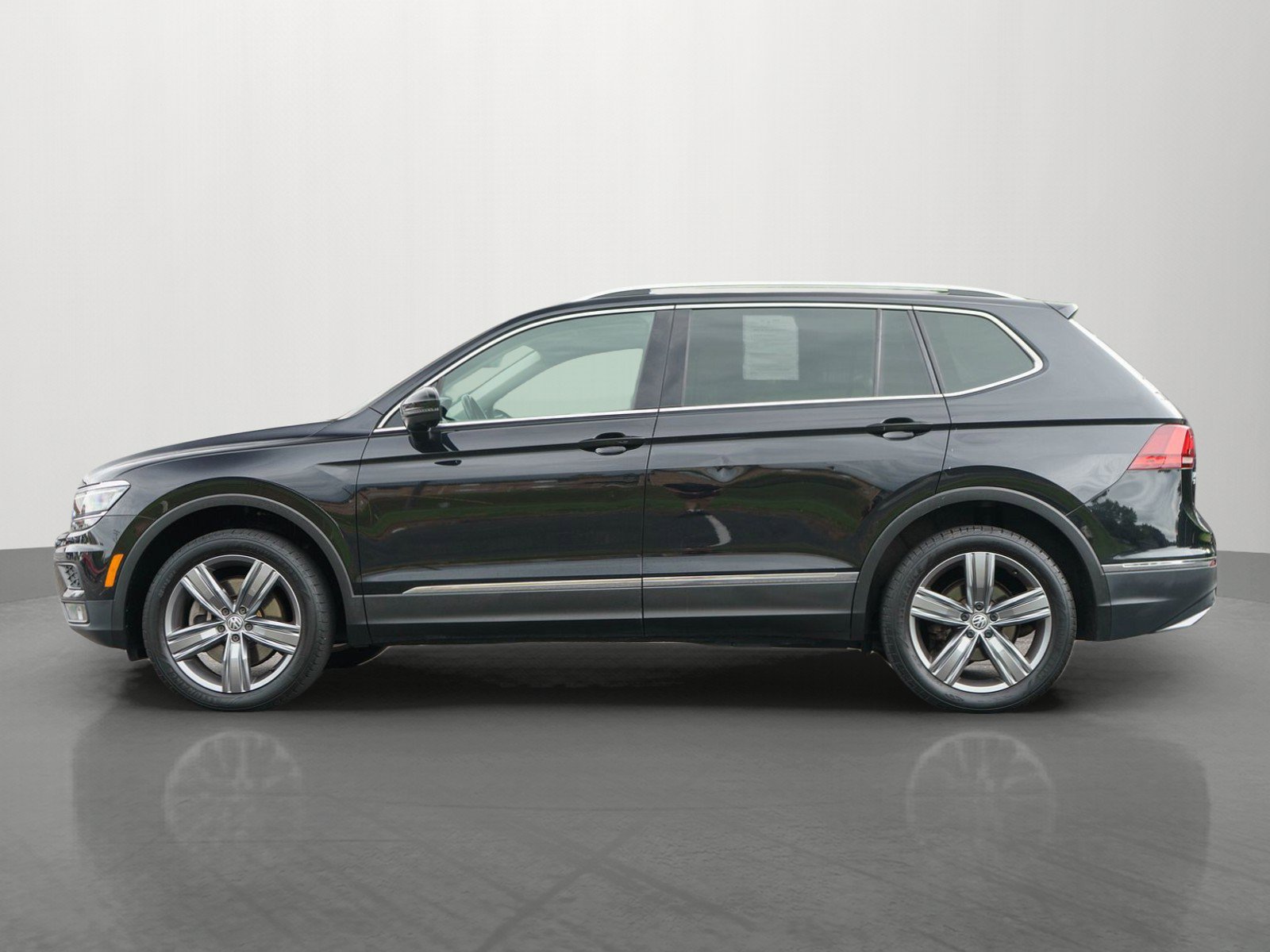 Used 2019 Volkswagen Tiguan SEL Premium w/ 3rd Row Seat Package AWD/4WD image 4