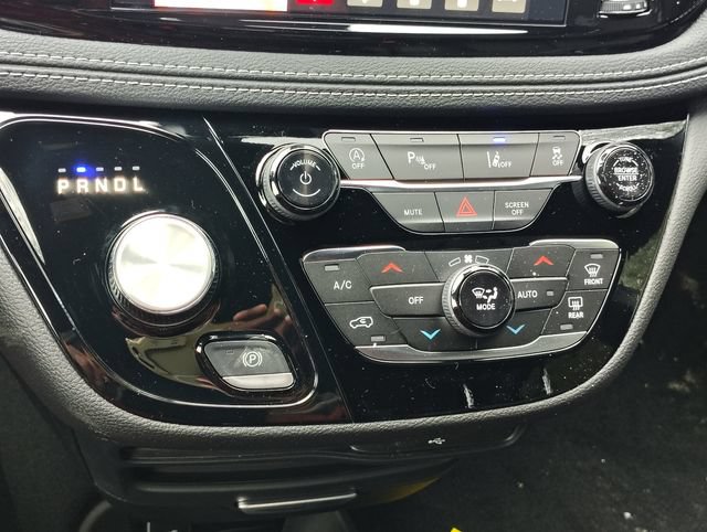 New 2026 Chrysler Pacifica Select AWD/4WD image 20