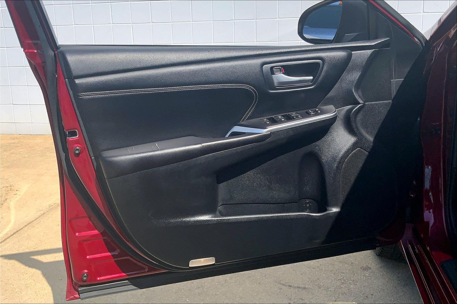Used 2017 Toyota Camry XLE w/ Moonroof Package FWD image 28