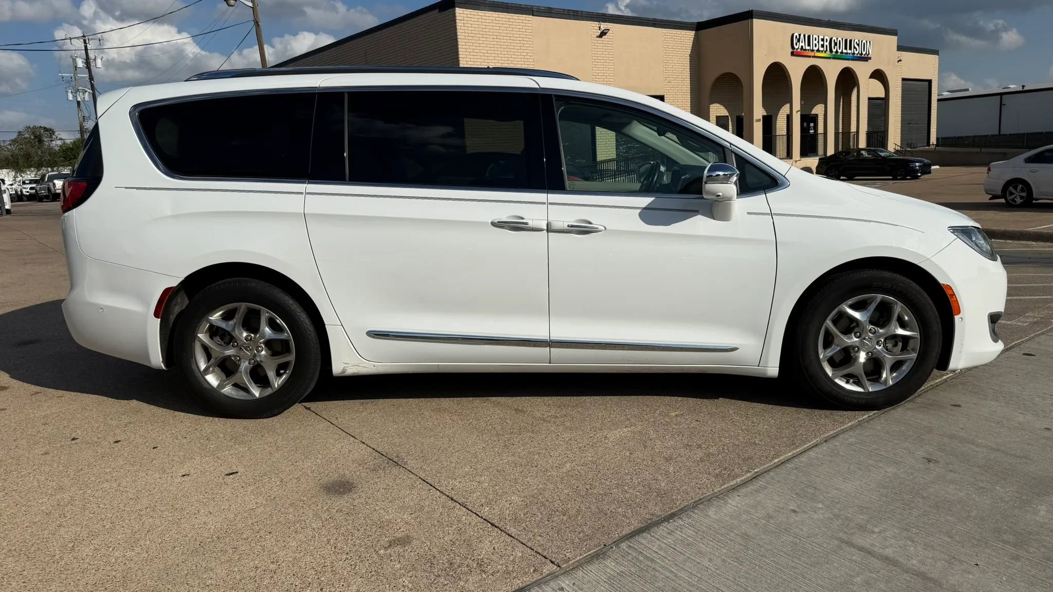 Used 2018 Chrysler Pacifica Limited image 6