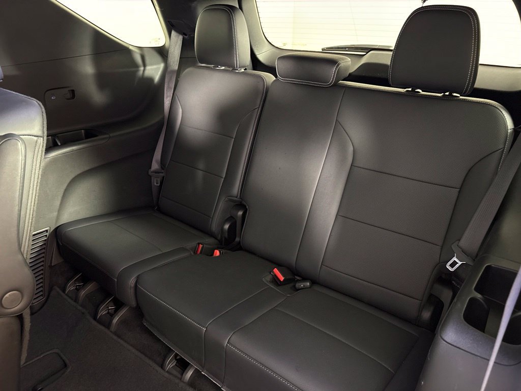 Used 2025 Chevrolet Traverse LT FWD image 37