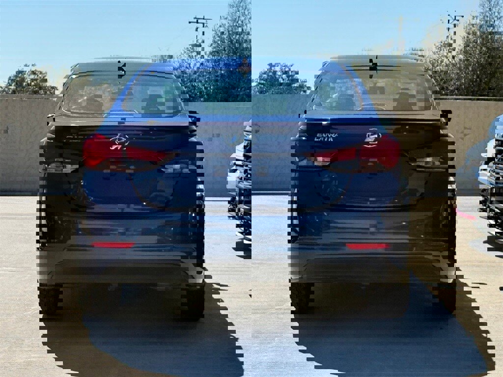 Used 2015 Hyundai Elantra SE image 8