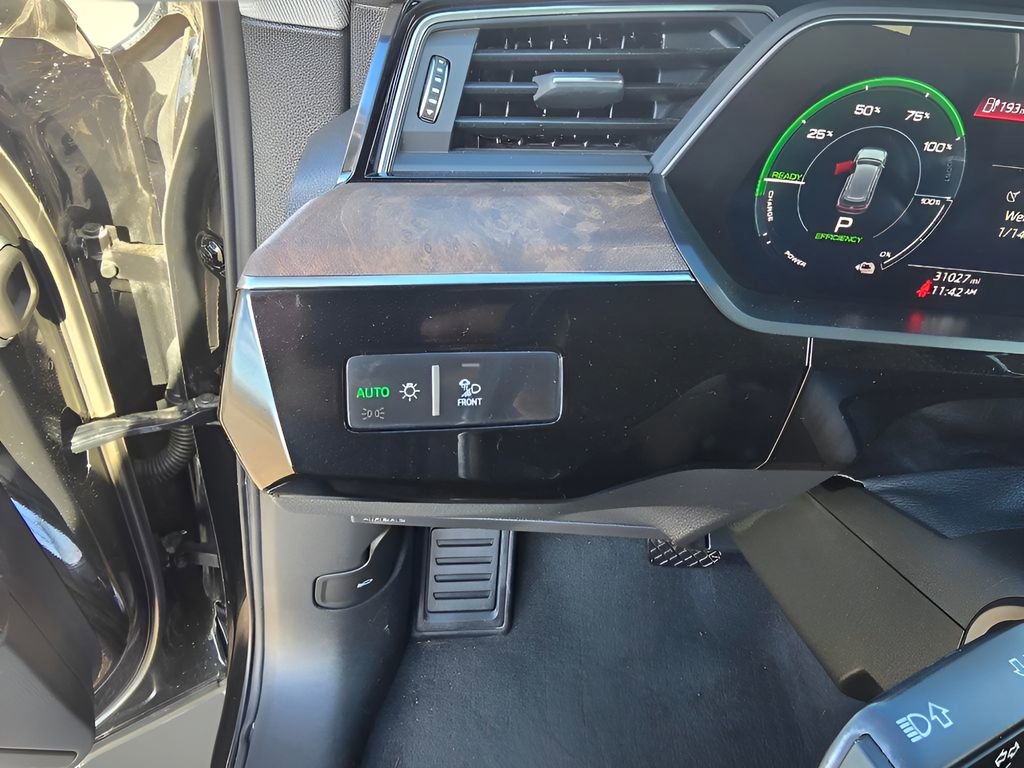 Used 2020 Audi e-tron Premium Plus image 18