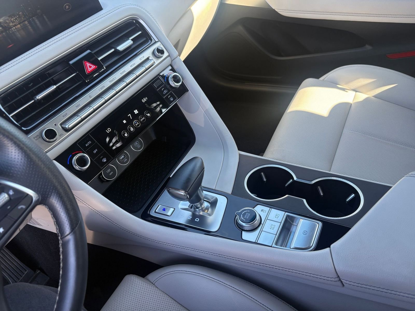 Used 2025 Genesis G70 2.5T image 43