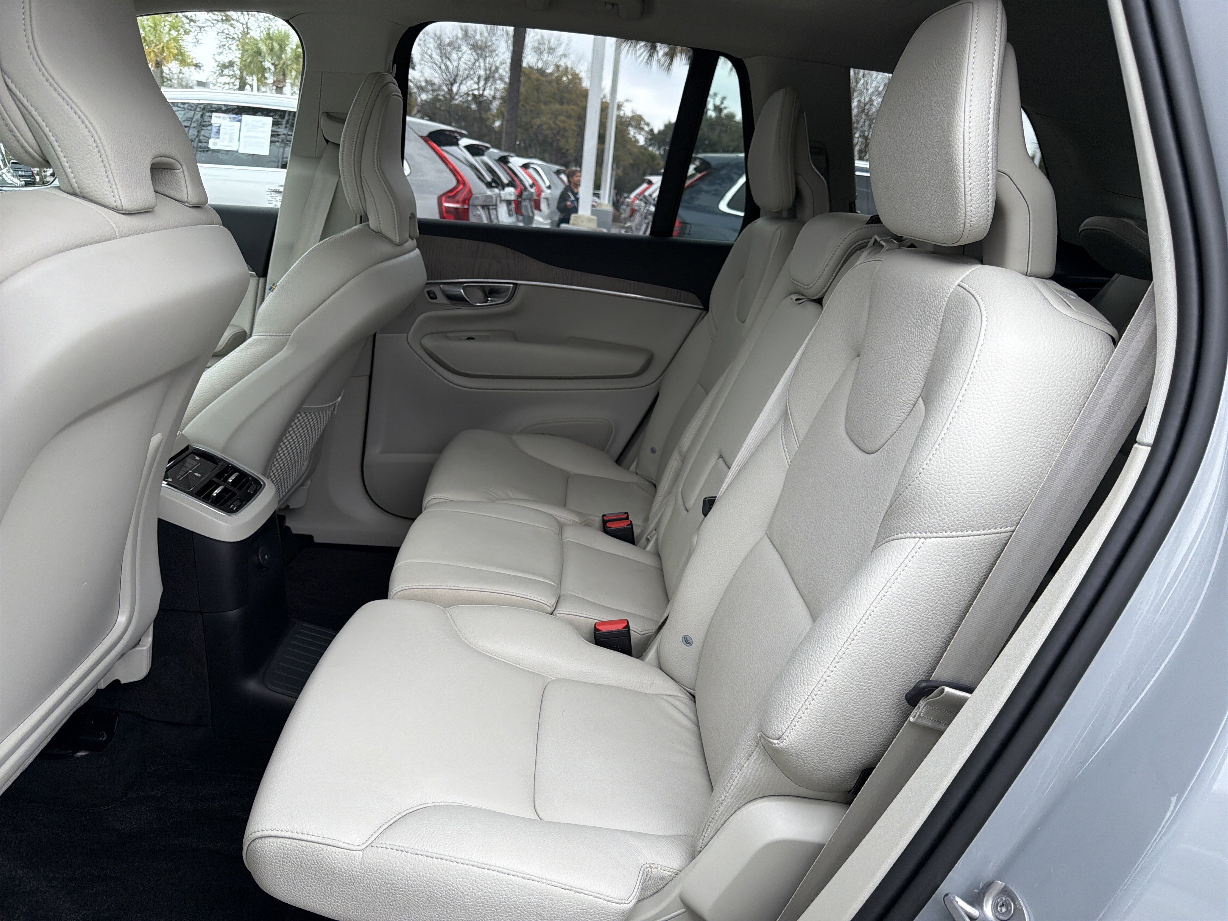 Certified 2024 Volvo XC90 T8 Plus w/ Protection Package Premier image 32