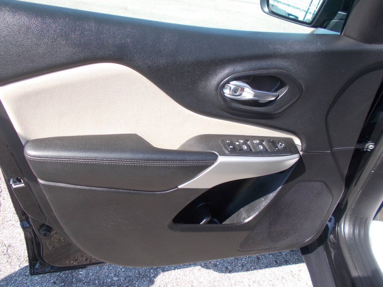 Used 2018 Jeep Cherokee Latitude FWD image 12