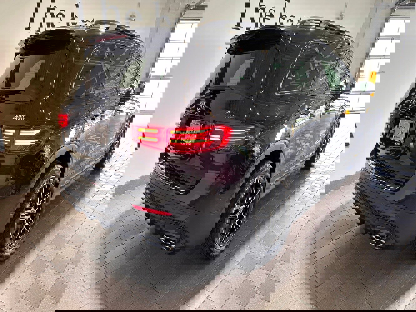 Used 2024 Mercedes-Benz GLB 250 4MATIC image 4