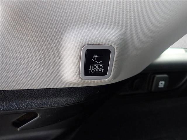 Used 2022 Jeep Grand Cherokee Overland w/ Advanced Protech Group III AWD/4WD image 9