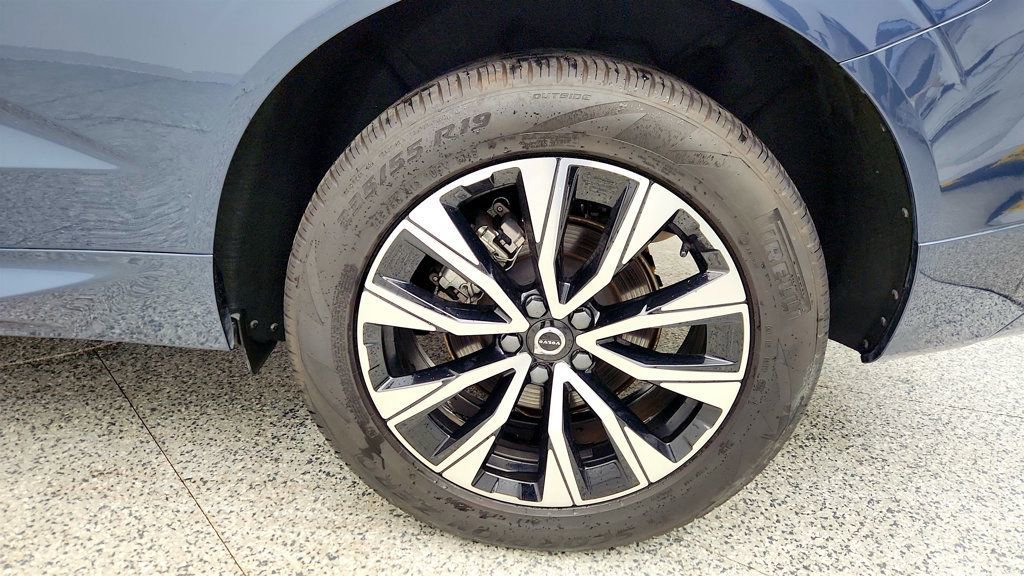 Used 2025 Volvo XC60 B5 Plus AWD/4WD image 9