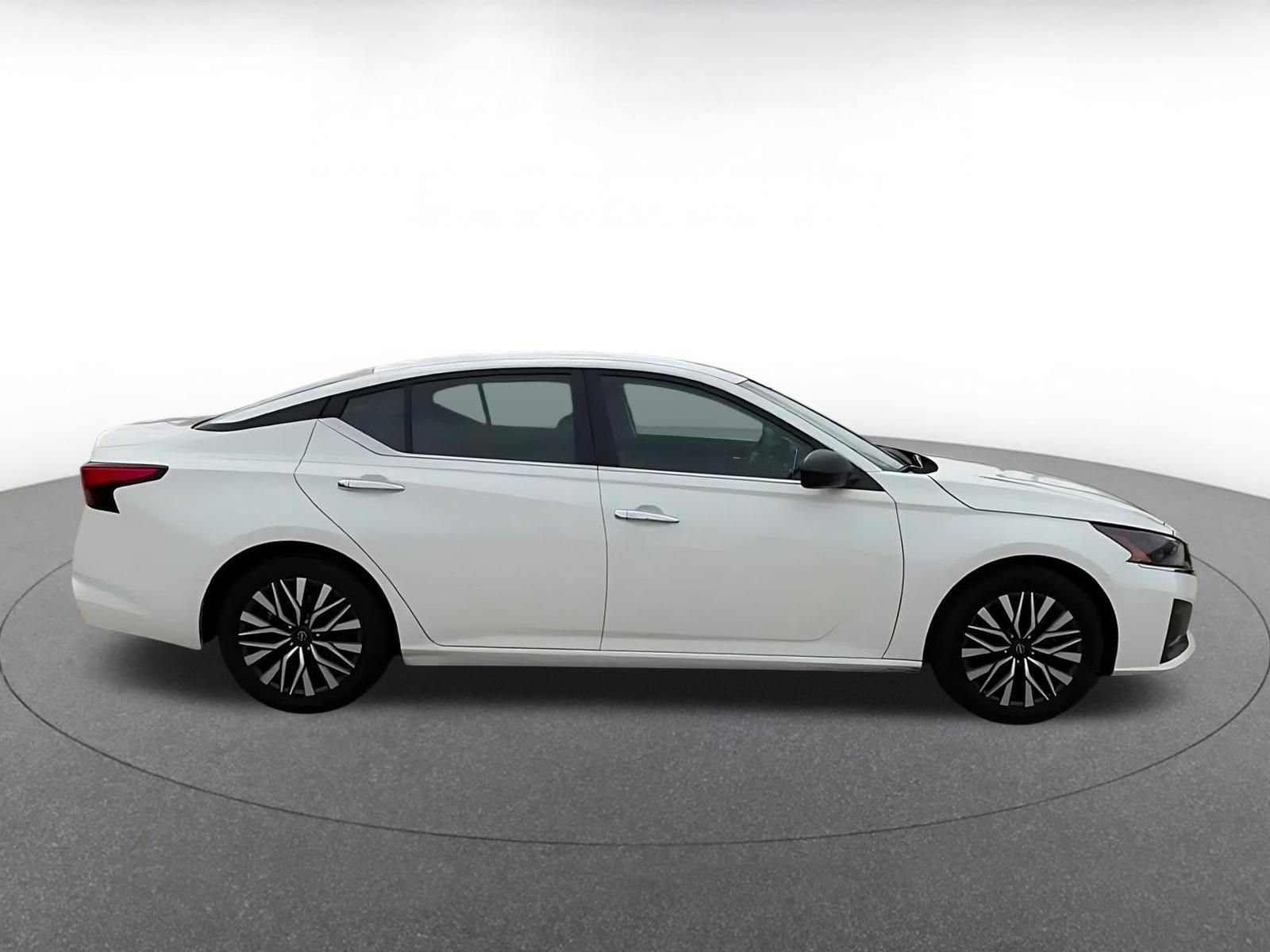 Used 2025 Nissan Altima 2.5 SV FWD image 16