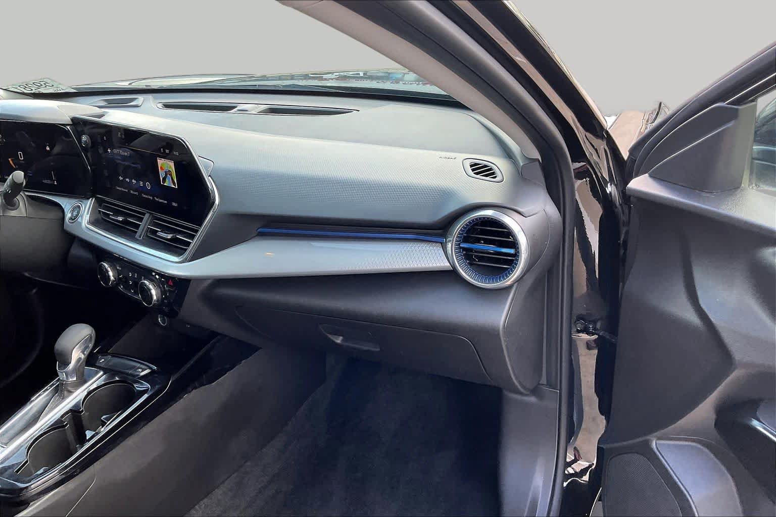 Used 2025 Chevrolet Trax LT w/ LT Convenience Package FWD image 18