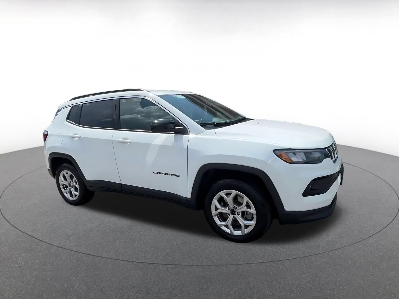 Used 2025 Jeep Compass Latitude AWD/4WD image 2