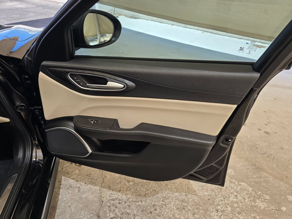 Used 2019 Alfa Romeo Giulia RWD image 12