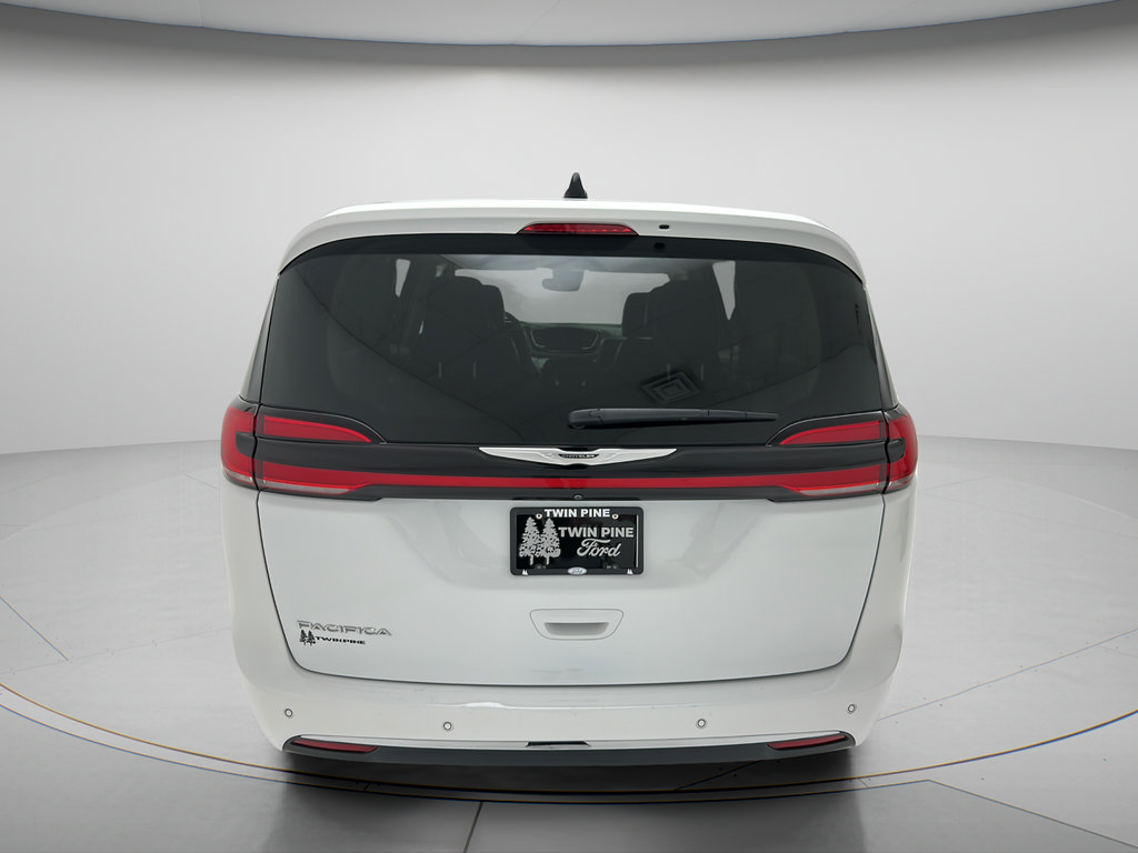 Used 2024 Chrysler Pacifica Touring-L FWD image 7