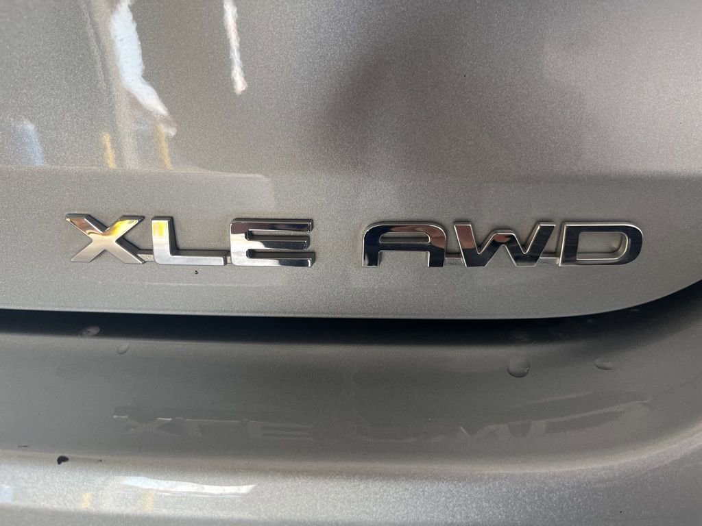 Used 2022 Toyota Highlander XLE AWD/4WD image 48