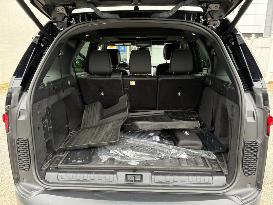 Used 2025 Land Rover Discovery S AWD/4WD image 15