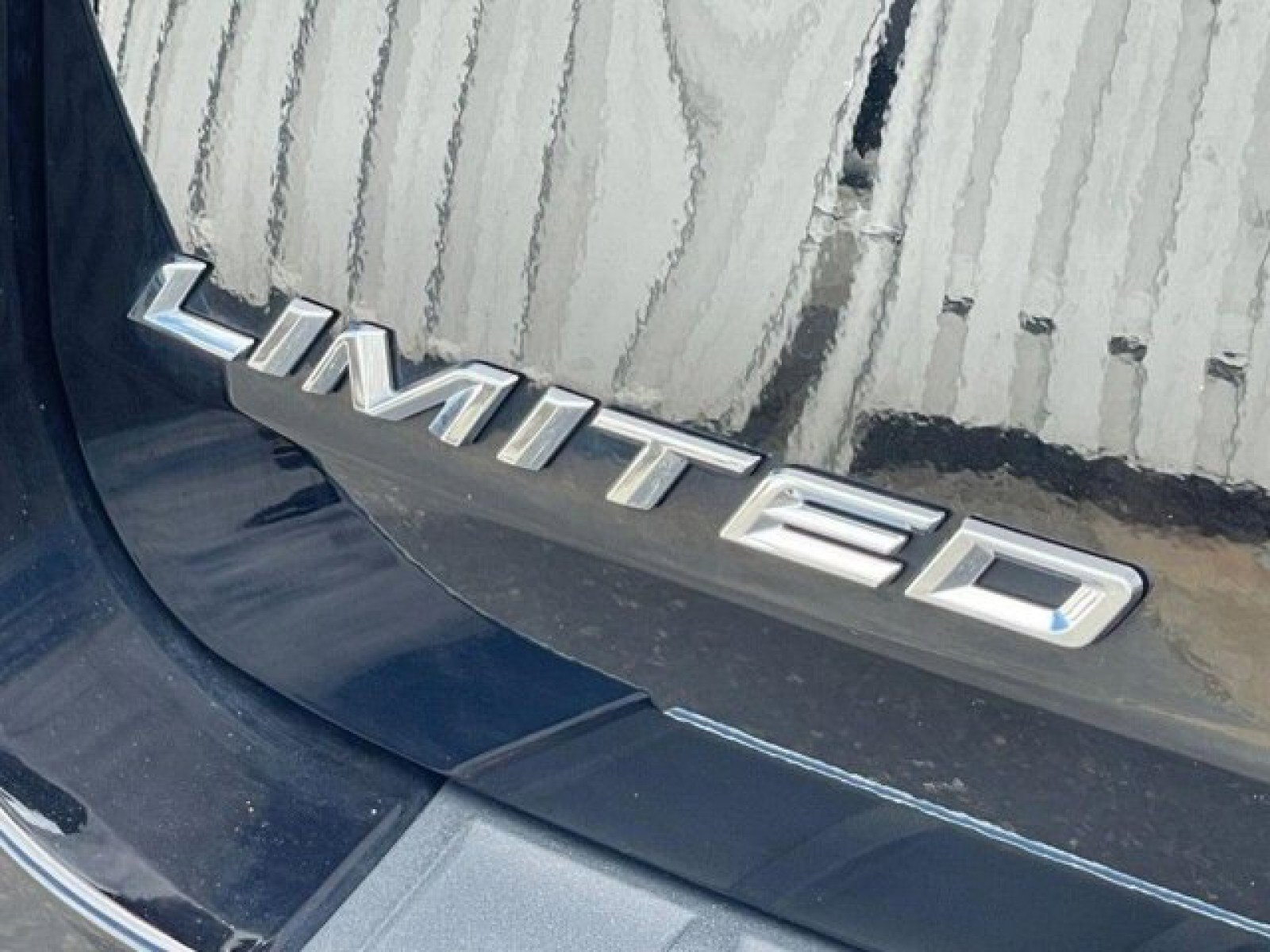 Used 2021 Ford Explorer Limited w/ Equipment Group 301A image 3