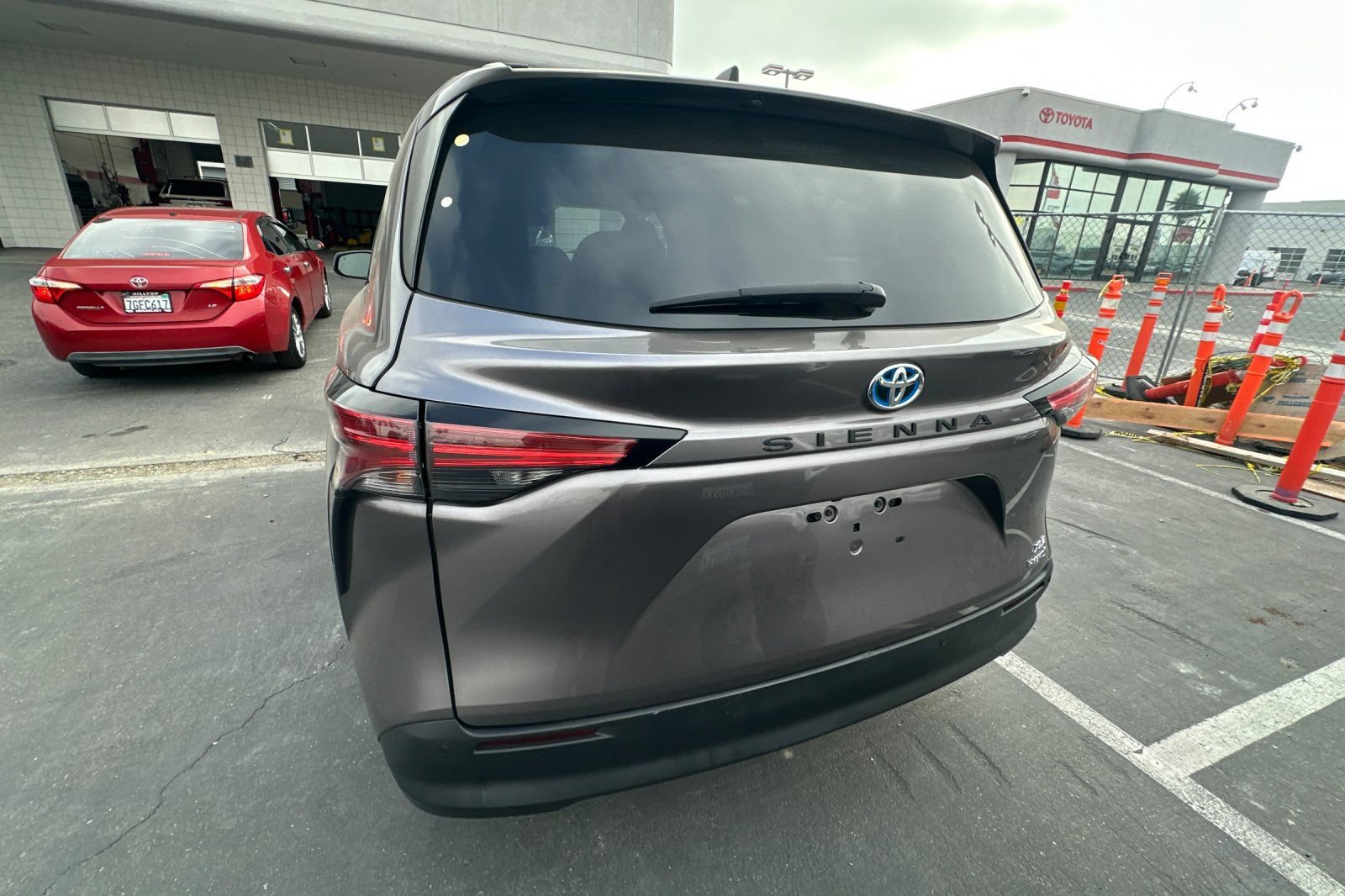 Certified 2021 Toyota Sienna XLE FWD image 6