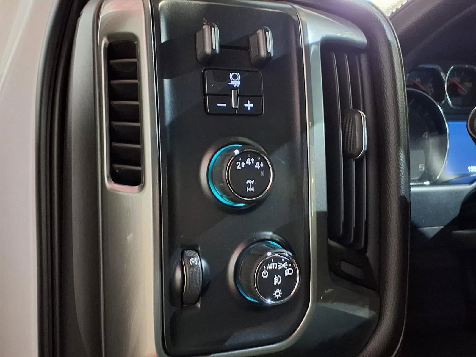 Used 2018 Chevrolet Silverado 2500 LTZ w/ Duramax Plus Package AWD/4WD image 18