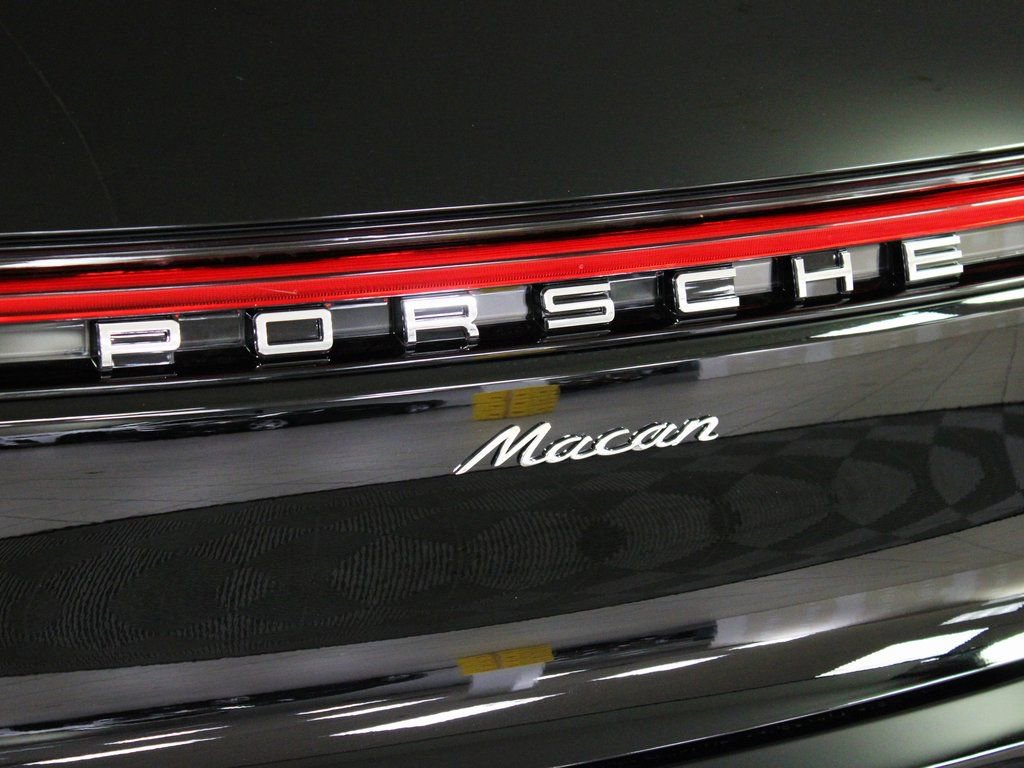 Certified 2025 Porsche Macan image 13