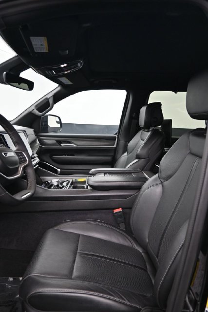 Used 2024 Jeep Wagoneer L Series III w/ Premium Group I AWD/4WD image 9