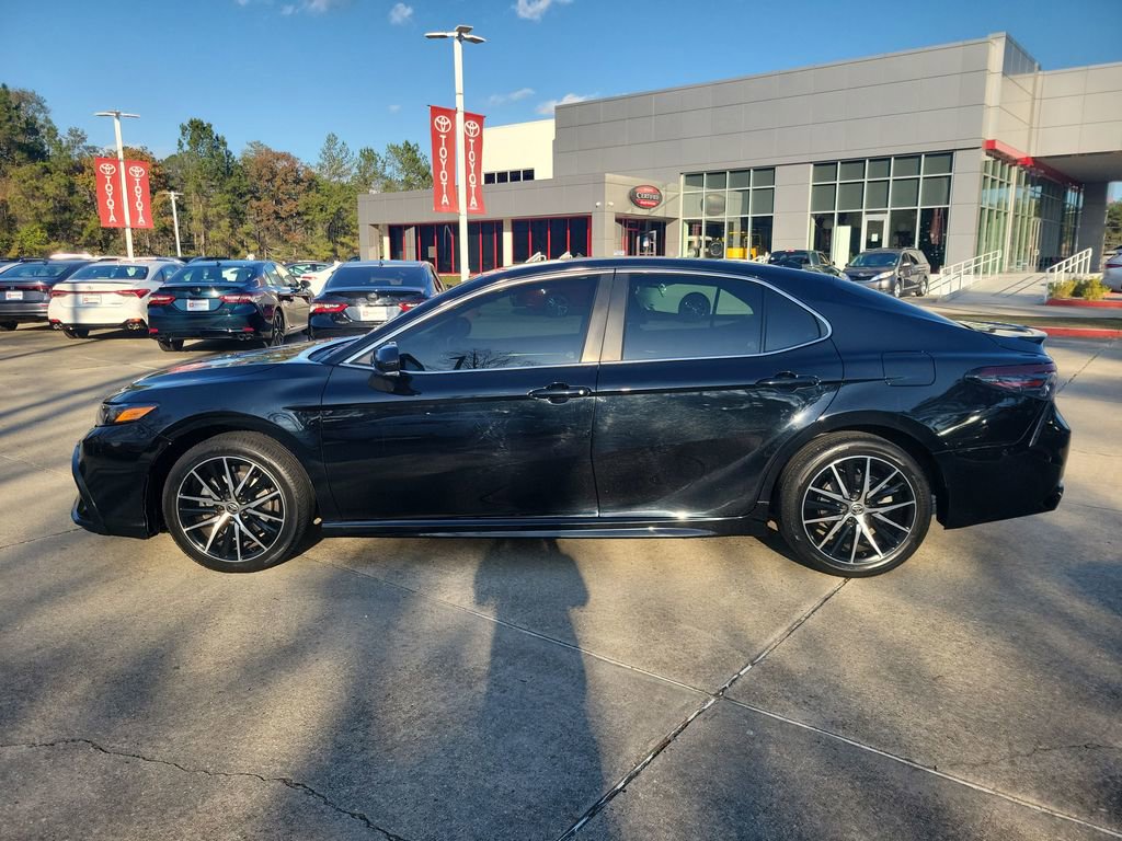 Certified 2022 Toyota Camry SE image 2