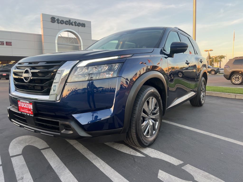 Used 2025 Nissan Pathfinder SV image 4