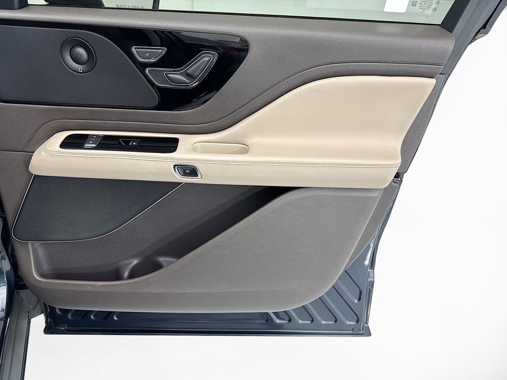 Used 2022 Lincoln Aviator Reserve w/ Elements Package Plus image 24