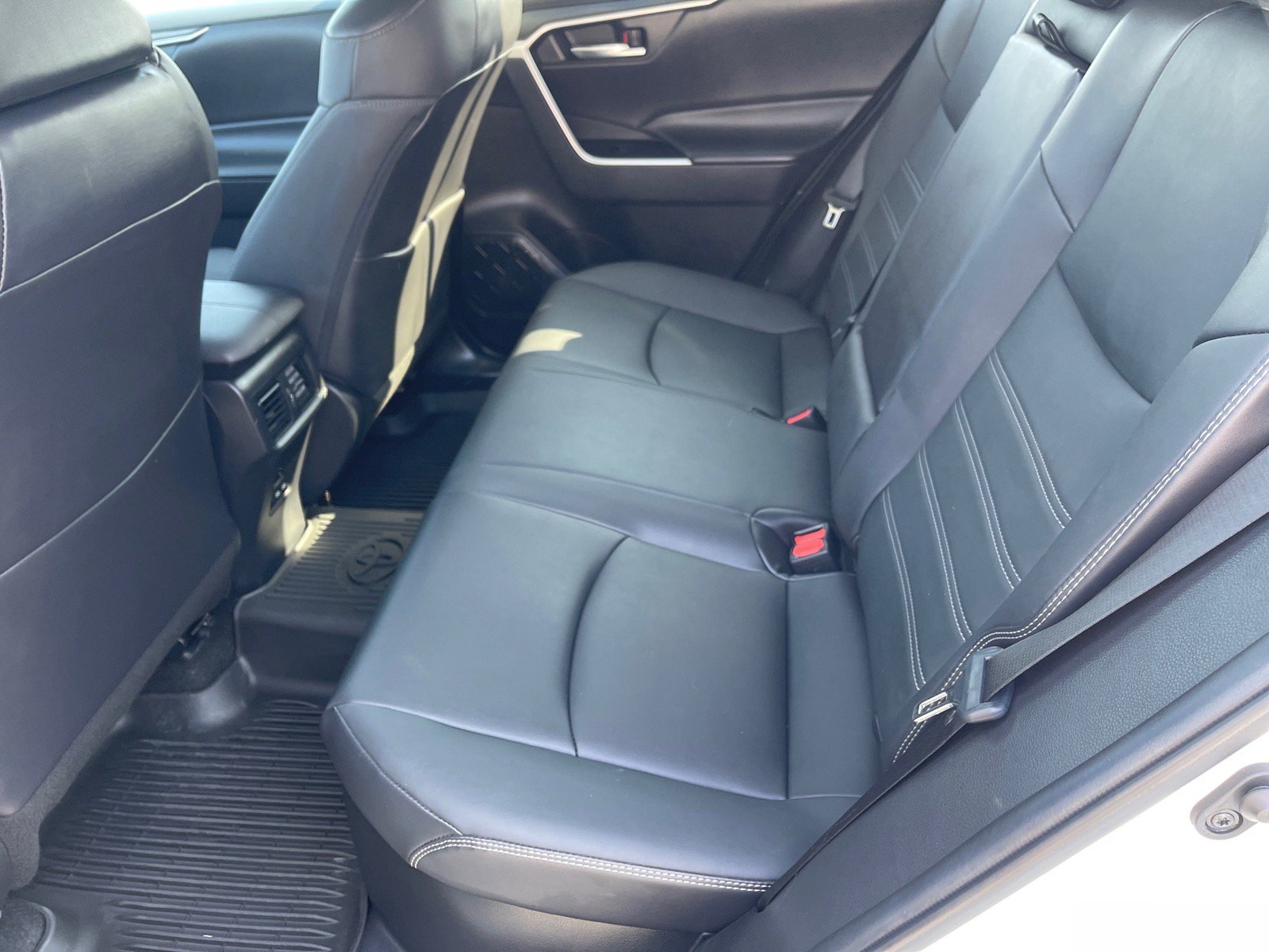 Used 2022 Toyota RAV4 XLE Premium image 12